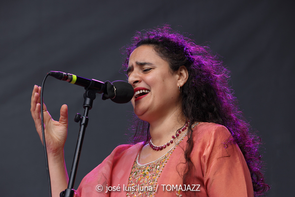 Naïssam Jalal (60 Festival de Jazz de San Sebastián 2025. 2025-07-23) Por José Luis Luna Rocafort [INSTANTZZ AKA Galería fotográfica AKA Fotoblog de jazz, impro… y algo más] - Tomajazz - Naïssam Jalal actuó en el 60 Festival de Jazz de San Sebastián 2025. José Luis Luna Rocafort la retrata en INSTANTZZ. Actuaron Naïssam Jalal, Sougata Roy Chowdhury, Leonardo Montana, Anuja Borude, Zaza Desiderio, Flo Comment