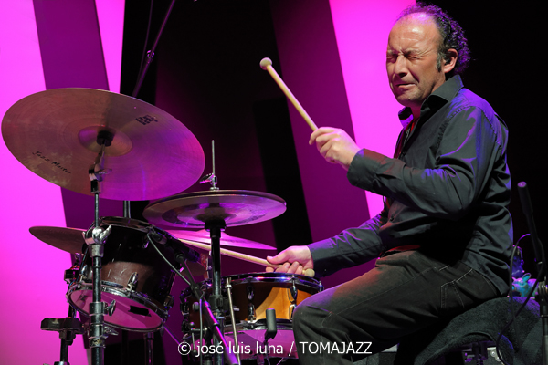 Sumrrá (48 Festival de Jazz de Vitoria. 2025-07-16) Por José Luis Luna Rocafort [INSTANTZZ AKA Galería fotográfica AKA Fotoblog de jazz, impro… y algo más] - Tomajazz - Sumrrá actuó en el 48 Festival de Jazz de Vitoria 2025. José Luis Luna Rocafort los retrata en INSTANTZZ. Actuaron Manuel Gutiérrez, Xacobe Martínez Antelo, LAR Legido