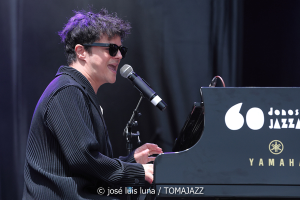 Jamie Cullum (II) (60 Festival de Jazz de San Sebastián 2025. 2025-07-23) Por José Luis Luna Rocafort [INSTANTZZ AKA Galería fotográfica AKA Fotoblog de jazz, impro… y algo más] - Tomajazz - Jamie Cullum actuó en el 60 Festival de Jazz de San Sebastián 2025. José Luis Luna Rocafort lo retrata en INSTANTZZ. Actuaron Jamie Cullum, Loz Garratt, Bard Webb, Tom Varrall, Rory Simmons, Tom Richards, Aisha Stuart