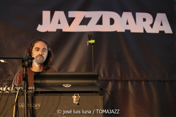 Pere Navarro Trío (31 Mallorca Jazz Sa Poble 2025. Can Verdal. Sa Pobla, Mallorca. 2025-07-30) Por José Luis Luna Rocafort [INSTANTZZ AKA Galería fotográfica AKA Fotoblog de jazz, impro… y algo más] - Tomajazz - Pere Navarro Trío actuó en el 31 Mallorca Jazz Sa Poble 2025. José Luis Luna Rocafort lo retrata en INSTANTZZ. Actuaron Pere Navarro,