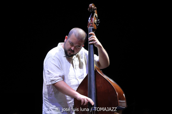 Maite Akustik Quintet (XI JazzEñe 2025. Teatro Victoria Eugenia, Donosti – San Sebastián. 2025-07-24) Por José Luis Luna Rocafort [INSTANTZZ AKA Galería fotográfica AKA Fotoblog de jazz, impro… y algo más] - Tomajazz - Maite Akustik Quintet actuó en el XI JazzEñe 2025 en San Sebastián. José Luis Luna Rocafort lo retrata en INSTANTZZ. Actuaron Maite Ruiz de Erentxun, Aura Mauri, Cristopher Pérez, Alesander Peña, Manuel Luque