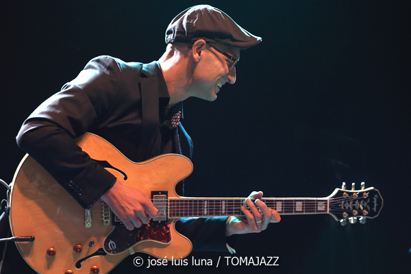 Pete Roth Trío featuring Bill Bruford (60 Festival de Jazz de San Sebastián 2025. 2025-07-23) Por José Luis Luna Rocafort [INSTANTZZ AKA Galería fotográfica AKA Fotoblog de jazz, impro… y algo más] - Tomajazz - Pete Roth Trío featuring Bill Bruford actuó en el 60 Festival de Jazz de San Sebastián 2025. José Luis Luna lo retrata en INSTANTZZ. Actuaron Pete Roth, Bill Bruford, Mike Prat