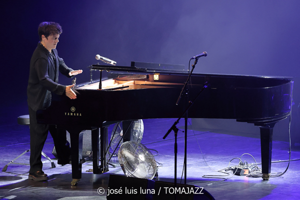Jamie Cullum (60 Festival de Jazz de San Sebastián 2025. 2025-07-22) Por José Luis Luna Rocafort [INSTANTZZ AKA Galería fotográfica AKA Fotoblog de jazz, impro… y algo más] - Tomajazz - Jamie Cullum actuó en el Kursaal en el 60 Festival de Jazz de San Sebastián 2025. José Luis Luna Rocafort lo retrata en INSTANTZZ