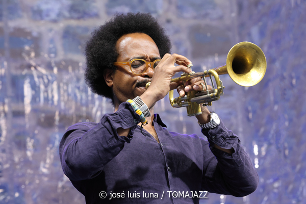 Steve Coleman & Five Elements (60 Festival de Jazz de San Sebastián 2025. 2025-07-24) Por José Luis Luna Rocafort [INSTANTZZ AKA Galería fotográfica AKA Fotoblog de jazz, impro… y algo más] - Tomajazz - Steve Coleman & Five Elements actuó en el 60 Festival de Jazz de San Sebastián 2025. José Luis Luna Rocafort lo retrata en INSTANTZZ. Actuaron Steve Coleman, Jonathan Finlayson, Rich Brown, Sean Rickman