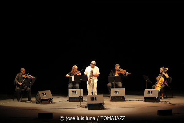 Román Filiú (XI JazzEñe 2025. Teatro Victoria Eugenia, Donosti – San Sebastián. 2025-07-24) Por José Luis Luna Rocafort [INSTANTZZ AKA Galería fotográfica AKA Fotoblog de jazz, impro… y algo más] - Tomajazz - Román Filiú actuó en el XI JazzEñe 2025 en San Sebastián. José Luis Luna Rocafort lo retrata en INSTANTZZ. Actuaron Román Filiú, Javier Filiú, Zaloa Gorostidi, Osvaldo Antonio Enrique Castro, Caridad Rosa Varona