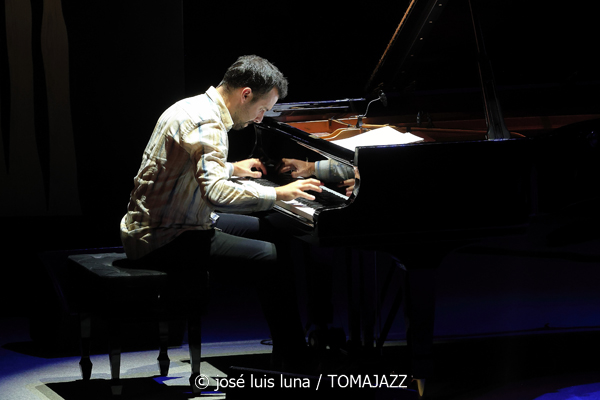 Juan Sáiz (48 Festival de Jazz de Vitoria. 2025-07-17) Por José Luis Luna Rocafort [INSTANTZZ AKA Galería fotográfica AKA Fotoblog de jazz, impro… y algo más] - Tomajazz - Juan Sáiz actuó en el 48 Festival de Jazz de Vitoria 2025. José Luis Luna Rocafort lo retrata en INSTANTZZ. Actuaron Juan Sáiz, Xavi Torres, Manel Fortià, Genís Bagés