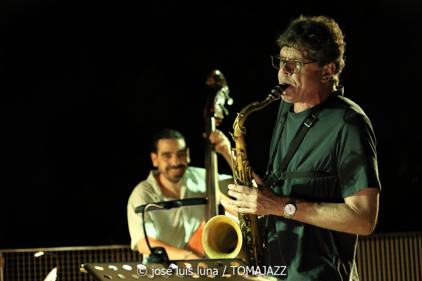 The Tenor 4tet (VII Jazz y Más. Studio Weil. Puerto de Andratx, Mallorca. 2025-07-09) Por José Luis Luna Rocafort [INSTANTZZ AKA Galería fotográfica AKA Fotoblog de jazz, impro… y algo más] - Tomajazz - The Tenor 4tet actuó en VII Jazz y Más en Puerto de Andratx, Mallorca, el 9 de julio de 2025. José Luis Luna Rocafort retrata el concierto en INSTANTZZ. Actuaron Chris Cheek, Marty Renzi, Javier Delgado, Jimmy Weinstein