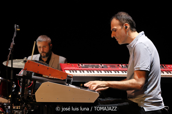 J. Fox (XI JazzEñe 2025. Teatro Victoria Eugenia, Donosti – San Sebastián. 2025-07-23) Por José Luis Luna Rocafort [INSTANTZZ AKA Galería fotográfica AKA Fotoblog de jazz, impro… y algo más] - Tomajazz - J. Fox inauguró el XI JazzEñe 2025 en el Teatro Victoria Eugenia de Donosti – San Sebastian, el 23 de julio de 2025. José Luis Luna Rocafort lo retrata en INSTANTZZ. Actuaron Juan Manuel Urriza: batería Fredi Pelaez: piano, teclados Oskar Lakunza: saxos tenor y soprano Xabier Barrenetxea