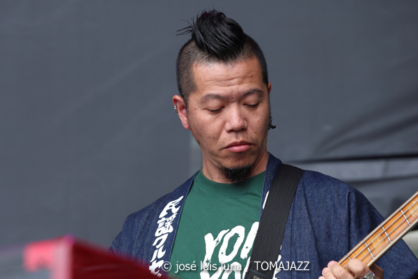 Minyo Crusaders (60 Festival de Jazz de San Sebastián 2025. 2025-07-23) Por José Luis Luna Rocafort [INSTANTZZ AKA Galería fotográfica AKA Fotoblog de jazz, impro… y algo más] - Tomajazz - Minyo Crusaders actuó en el 60 Festival de Jazz de San Sebastián 2025. José Luis Luna Rocafort lo retrata en INSTANTZZ. Actuaron Katsumi Tanaka, Moe, Freddy Tsukamoto, Koichiro Osawa, Mutsumi Kobayashi, Sonoo, Naoya Madokoro, Yusuke "Peach" Noguchi, Toshio "Digi" Fujino