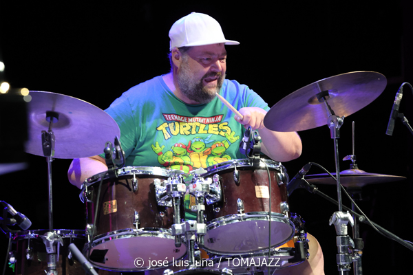 Álvaro Torres Trío (48 Festival de Jazz de Vitoria. 2025-07-15) Por José Luis Luna Rocafort [INSTANTZZ AKA Galería fotográfica AKA Fotoblog de jazz, impro… y algo más] - Tomajazz - Álvaro Torres Trío actuó en el 48 Festival de Jazz de Vitoria 2025. José Luis Luna Rocafort lo retrata en INSTANTZZ. Actuaron Álvaro Torres,