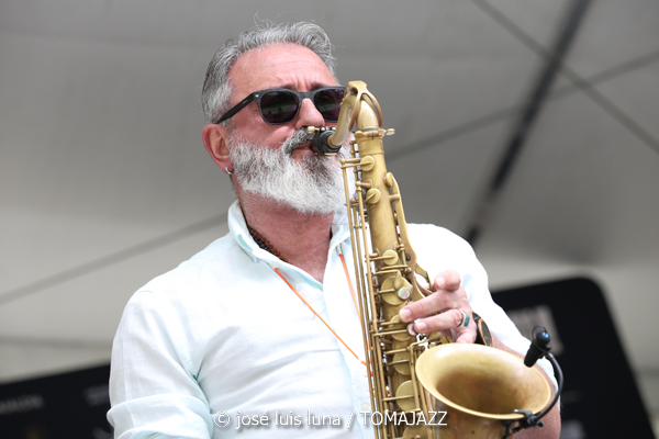 Combo Escuela de Música Luis Aramburu (48 Festival de Jazz de Vitoria. 2025-07-12) Por José Luis Luna Rocafort [INSTANTZZ AKA Galería fotográfica AKA Fotoblog de jazz, impro… y algo más] - Tomajazz - Combo Escuela de Música Luis Aramburu actuó en el 48 Festival de Jazz de Vitoria 2025. José Luis Luna Rocafort los retrata en INSTANTZZ. Actuaron Luis Larrubia: saxo tenor Iñigo Perea: piano Javier Guevara: guitarra eléctrica Mikel Aguirrezabal: bajo eléctrico Jordo Tortosa
