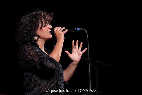 Marion Rampal (31 Mallorca Jazz Sa Poble 2025. Parc Can Cirera Prim. Sa Pobla, Mallorca. 2025-07-29) Por José Luis Luna Rocafort [INSTANTZZ AKA Galería fotográfica AKA Fotoblog de jazz, impro… y algo más] - Tomajazz - Marion Rampal actuó en 31 Mallorca Jazz Sa Poble, el 29 de julio de 2025. José Luis Luna Rocafort retrata el concierto en INSTANTZZ. Actuaron Marion Rampal, Matthis Pascaud: guitarra eléctrica, dirección Mathias Allamane: contrabajo Raphaël Chassin: batería Thibaut Gómez