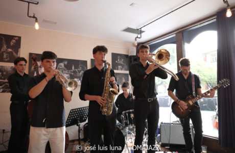 Stilt (48 Festival de Jazz de Vitoria. 2025-07-11) Por José Luis Luna Rocafort [INSTANTZZ AKA Galería fotográfica AKA Fotoblog de jazz, impro… y algo más] - Tomajazz - Stilt actuó en el 48 Festival de Jazz de Vitoria 2025. José Luis Luna Rocafort los retrata en INSTANTZZ. Actuaron Hugo Domínguez, Asier Zufiaur, Héctor Menor, Samuel Rodríguez, Eneko Ciarrusta, Pablo Comiskey, Pablo Ortíz