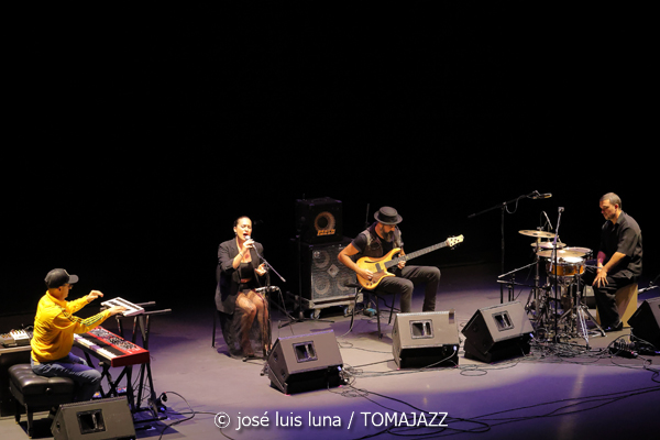 Juanfe Pérez (XI JazzEñe 2025. Teatro Victoria Eugenia, Donosti – San Sebastián. 2025-07-23) Por José Luis Luna Rocafort [INSTANTZZ AKA Galería fotográfica AKA Fotoblog de jazz, impro… y algo más] - Tomajazz - Juanfe Pérez actuó en el XI JazzEñe 2025 en San Sebastián. José Luis Luna Rocafort lo retrata en INSTANTZZ. Actuaron Juanfe Pérez, David Sancho, Kike Terrón, Alicia Morales