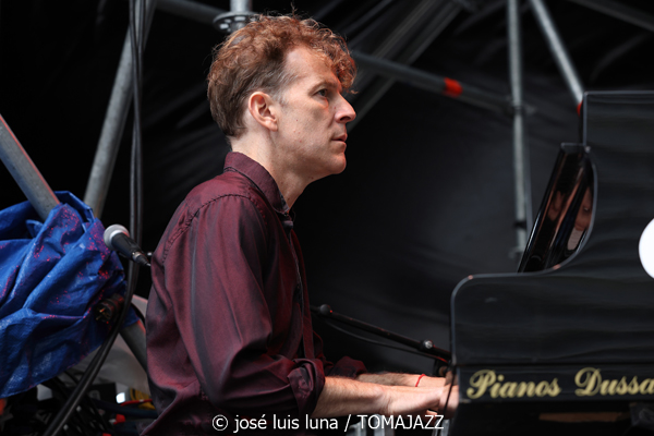 Naïssam Jalal (60 Festival de Jazz de San Sebastián 2025. 2025-07-23) Por José Luis Luna Rocafort [INSTANTZZ AKA Galería fotográfica AKA Fotoblog de jazz, impro… y algo más] - Tomajazz - Naïssam Jalal actuó en el 60 Festival de Jazz de San Sebastián 2025. José Luis Luna Rocafort la retrata en INSTANTZZ. Actuaron Naïssam Jalal, Sougata Roy Chowdhury, Leonardo Montana, Anuja Borude, Zaza Desiderio, Flo Comment