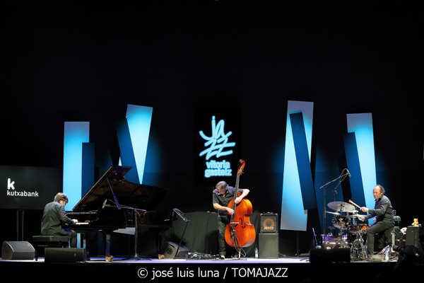 Sumrrá (48 Festival de Jazz de Vitoria. 2025-07-16) Por José Luis Luna Rocafort [INSTANTZZ AKA Galería fotográfica AKA Fotoblog de jazz, impro… y algo más] - Tomajazz - Sumrrá actuó en el 48 Festival de Jazz de Vitoria 2025. José Luis Luna Rocafort los retrata en INSTANTZZ. Actuaron Manuel Gutiérrez, Xacobe Martínez Antelo, LAR Legido