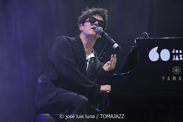 Jamie Cullum (II) (60 Festival de Jazz de San Sebastián 2025. 2025-07-23) Por José Luis Luna Rocafort [INSTANTZZ AKA Galería fotográfica AKA Fotoblog de jazz, impro… y algo más] - Tomajazz - Jamie Cullum actuó en el 60 Festival de Jazz de San Sebastián 2025. José Luis Luna Rocafort lo retrata en INSTANTZZ. Actuaron Jamie Cullum, Loz Garratt, Bard Webb, Tom Varrall, Rory Simmons, Tom Richards, Aisha Stuart