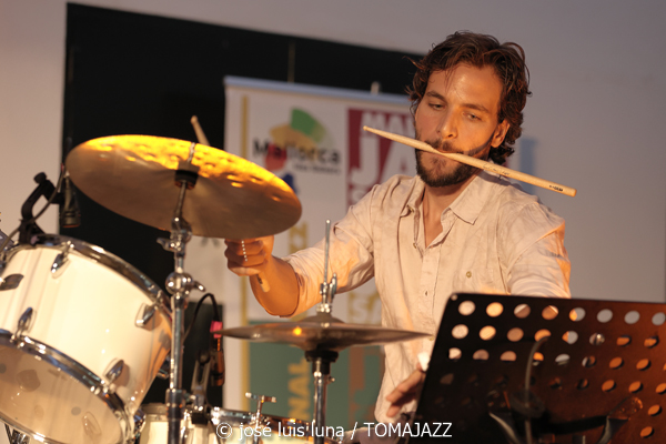 Pere Navarro Trío (31 Mallorca Jazz Sa Poble 2025. Can Verdal. Sa Pobla, Mallorca. 2025-07-30) Por José Luis Luna Rocafort [INSTANTZZ AKA Galería fotográfica AKA Fotoblog de jazz, impro… y algo más] - Tomajazz - Pere Navarro Trío actuó en el 31 Mallorca Jazz Sa Poble 2025. José Luis Luna Rocafort lo retrata en INSTANTZZ. Actuaron Pere Navarro,