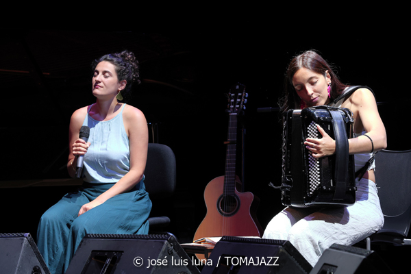 Maite Akustik Quintet (XI JazzEñe 2025. Teatro Victoria Eugenia, Donosti – San Sebastián. 2025-07-24) Por José Luis Luna Rocafort [INSTANTZZ AKA Galería fotográfica AKA Fotoblog de jazz, impro… y algo más] - Tomajazz - Maite Akustik Quintet actuó en el XI JazzEñe 2025 en San Sebastián. José Luis Luna Rocafort lo retrata en INSTANTZZ. Actuaron Maite Ruiz de Erentxun, Aura Mauri, Cristopher Pérez, Alesander Peña, Manuel Luque