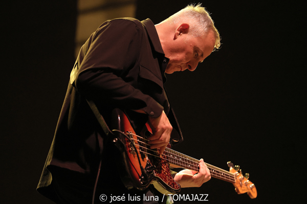 Pete Roth Trío featuring Bill Bruford (60 Festival de Jazz de San Sebastián 2025. 2025-07-23) Por José Luis Luna Rocafort [INSTANTZZ AKA Galería fotográfica AKA Fotoblog de jazz, impro… y algo más] - Tomajazz - Pete Roth Trío featuring Bill Bruford actuó en el 60 Festival de Jazz de San Sebastián 2025. José Luis Luna lo retrata en INSTANTZZ. Actuaron Pete Roth, Bill Bruford, Mike Prat