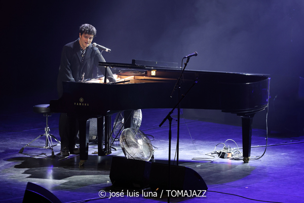 Jamie Cullum (60 Festival de Jazz de San Sebastián 2025. 2025-07-22) Por José Luis Luna Rocafort [INSTANTZZ AKA Galería fotográfica AKA Fotoblog de jazz, impro… y algo más] - Tomajazz - Jamie Cullum actuó en el Kursaal en el 60 Festival de Jazz de San Sebastián 2025. José Luis Luna Rocafort lo retrata en INSTANTZZ
