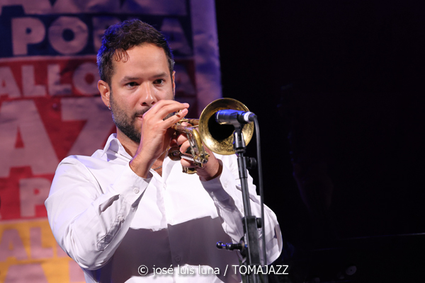 Daahoud Salim Quintet (31 Mallorca Jazz Sa Poble 2025. Parc Can Cirera Prim. Sa Pobla, Mallorca. 2025-08-05) Por José Luis Luna Rocafort [INSTANTZZ AKA Galería fotográfica AKA Fotoblog de jazz, impro… y algo más] - Tomajazz - Daahoud Salim Quintet actuó en el 31 Mallorca Jazz Sa Poble 2025. José Luis Luna Rocafort lo retrata en INSTANTZZ. Actuaron Daahoud Salim, Bruno Calvo, Tomeu Garcías, Hendrik Müller, Andreu Pitarch