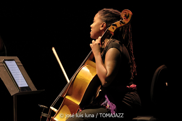 Román Filiú (XI JazzEñe 2025. Teatro Victoria Eugenia, Donosti – San Sebastián. 2025-07-24) Por José Luis Luna Rocafort [INSTANTZZ AKA Galería fotográfica AKA Fotoblog de jazz, impro… y algo más] - Tomajazz - Román Filiú actuó en el XI JazzEñe 2025 en San Sebastián. José Luis Luna Rocafort lo retrata en INSTANTZZ. Actuaron Román Filiú, Javier Filiú, Zaloa Gorostidi, Osvaldo Antonio Enrique Castro, Caridad Rosa Varona