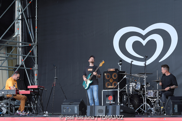 JazzyBIT (60 Festival de Jazz de San Sebastián 2025. 2025-07-24) Por José Luis Luna Rocafort [INSTANTZZ AKA Galería fotográfica AKA Fotoblog de jazz, impro… y algo más] - Tomajazz - JazzyBIT actuó en el 60 Festival de Jazz de San Sebastián 2025. José Luis Luna Rocafort lo retrata en INSTANTZZ. Actuaron Teodor Pop, Mihai Moldoveanu, Szabó Csongor-Zsolt