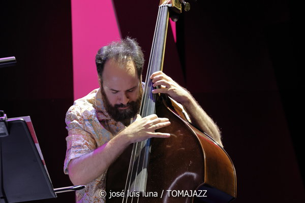 Juan Sáiz (48 Festival de Jazz de Vitoria. 2025-07-17) Por José Luis Luna Rocafort [INSTANTZZ AKA Galería fotográfica AKA Fotoblog de jazz, impro… y algo más] - Tomajazz - Juan Sáiz actuó en el 48 Festival de Jazz de Vitoria 2025. José Luis Luna Rocafort lo retrata en INSTANTZZ. Actuaron Juan Sáiz, Xavi Torres, Manel Fortià, Genís Bagés