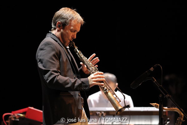 J. Fox (XI JazzEñe 2025. Teatro Victoria Eugenia, Donosti – San Sebastián. 2025-07-23) Por José Luis Luna Rocafort [INSTANTZZ AKA Galería fotográfica AKA Fotoblog de jazz, impro… y algo más] - Tomajazz - J. Fox inauguró el XI JazzEñe 2025 en el Teatro Victoria Eugenia de Donosti – San Sebastian, el 23 de julio de 2025. José Luis Luna Rocafort lo retrata en INSTANTZZ. Actuaron Juan Manuel Urriza: batería Fredi Pelaez: piano, teclados Oskar Lakunza: saxos tenor y soprano Xabier Barrenetxea