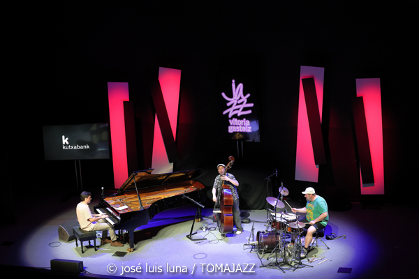Álvaro Torres Trío (48 Festival de Jazz de Vitoria. 2025-07-15) Por José Luis Luna Rocafort [INSTANTZZ AKA Galería fotográfica AKA Fotoblog de jazz, impro… y algo más] - Tomajazz - Álvaro Torres Trío actuó en el 48 Festival de Jazz de Vitoria 2025. José Luis Luna Rocafort lo retrata en INSTANTZZ. Actuaron Álvaro Torres,