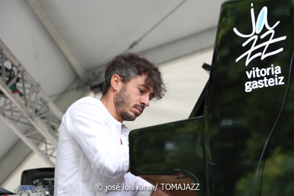 Combo Escuela de Música Luis Aramburu (48 Festival de Jazz de Vitoria. 2025-07-12) Por José Luis Luna Rocafort [INSTANTZZ AKA Galería fotográfica AKA Fotoblog de jazz, impro… y algo más] - Tomajazz - Combo Escuela de Música Luis Aramburu actuó en el 48 Festival de Jazz de Vitoria 2025. José Luis Luna Rocafort los retrata en INSTANTZZ. Actuaron Luis Larrubia: saxo tenor Iñigo Perea: piano Javier Guevara: guitarra eléctrica Mikel Aguirrezabal: bajo eléctrico Jordo Tortosa