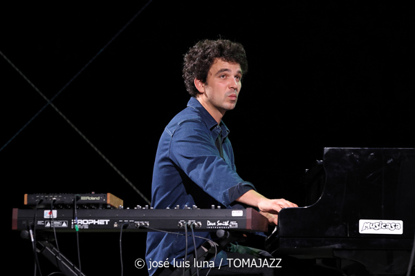 Marion Rampal (31 Mallorca Jazz Sa Poble 2025. Parc Can Cirera Prim. Sa Pobla, Mallorca. 2025-07-29) Por José Luis Luna Rocafort [INSTANTZZ AKA Galería fotográfica AKA Fotoblog de jazz, impro… y algo más] - Tomajazz - Marion Rampal actuó en 31 Mallorca Jazz Sa Poble, el 29 de julio de 2025. José Luis Luna Rocafort retrata el concierto en INSTANTZZ. Actuaron Marion Rampal, Matthis Pascaud: guitarra eléctrica, dirección Mathias Allamane: contrabajo Raphaël Chassin: batería Thibaut Gómez