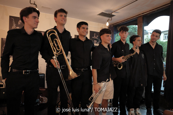 Stilt (48 Festival de Jazz de Vitoria. 2025-07-11) Por José Luis Luna Rocafort [INSTANTZZ AKA Galería fotográfica AKA Fotoblog de jazz, impro… y algo más] - Tomajazz - Stilt actuó en el 48 Festival de Jazz de Vitoria 2025. José Luis Luna Rocafort los retrata en INSTANTZZ. Actuaron Hugo Domínguez, Asier Zufiaur, Héctor Menor, Samuel Rodríguez, Eneko Ciarrusta, Pablo Comiskey, Pablo Ortíz