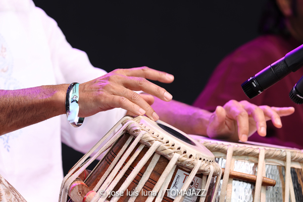 Naïssam Jalal (60 Festival de Jazz de San Sebastián 2025. 2025-07-23) Por José Luis Luna Rocafort [INSTANTZZ AKA Galería fotográfica AKA Fotoblog de jazz, impro… y algo más] - Tomajazz - Naïssam Jalal actuó en el 60 Festival de Jazz de San Sebastián 2025. José Luis Luna Rocafort la retrata en INSTANTZZ. Actuaron Naïssam Jalal, Sougata Roy Chowdhury, Leonardo Montana, Anuja Borude, Zaza Desiderio, Flo Comment