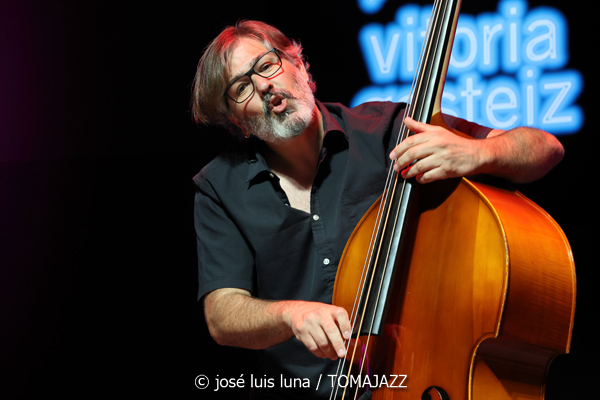 Sumrrá (48 Festival de Jazz de Vitoria. 2025-07-16) Por José Luis Luna Rocafort [INSTANTZZ AKA Galería fotográfica AKA Fotoblog de jazz, impro… y algo más] - Tomajazz - Sumrrá actuó en el 48 Festival de Jazz de Vitoria 2025. José Luis Luna Rocafort los retrata en INSTANTZZ. Actuaron Manuel Gutiérrez, Xacobe Martínez Antelo, LAR Legido