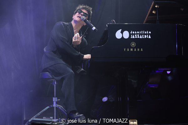 Jamie Cullum (II) (60 Festival de Jazz de San Sebastián 2025. 2025-07-23) Por José Luis Luna Rocafort [INSTANTZZ AKA Galería fotográfica AKA Fotoblog de jazz, impro… y algo más] - Tomajazz - Jamie Cullum actuó en el 60 Festival de Jazz de San Sebastián 2025. José Luis Luna Rocafort lo retrata en INSTANTZZ. Actuaron Jamie Cullum, Loz Garratt, Bard Webb, Tom Varrall, Rory Simmons, Tom Richards, Aisha Stuart