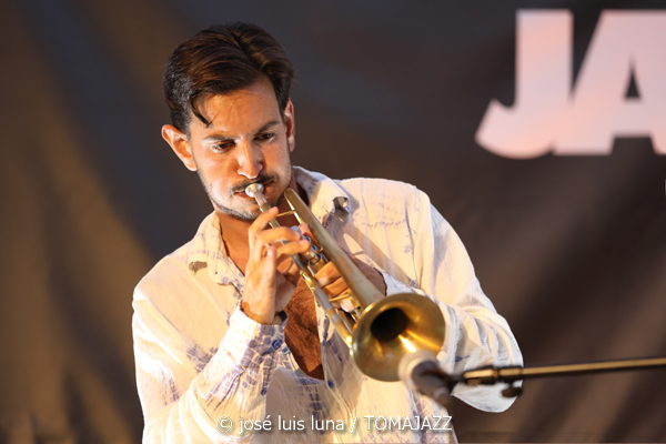 Pere Navarro Trío (31 Mallorca Jazz Sa Poble 2025. Can Verdal. Sa Pobla, Mallorca. 2025-07-30) Por José Luis Luna Rocafort [INSTANTZZ AKA Galería fotográfica AKA Fotoblog de jazz, impro… y algo más] - Tomajazz - Pere Navarro Trío actuó en el 31 Mallorca Jazz Sa Poble 2025. José Luis Luna Rocafort lo retrata en INSTANTZZ. Actuaron Pere Navarro, Lorenç Barceló, Joan Carles Marí