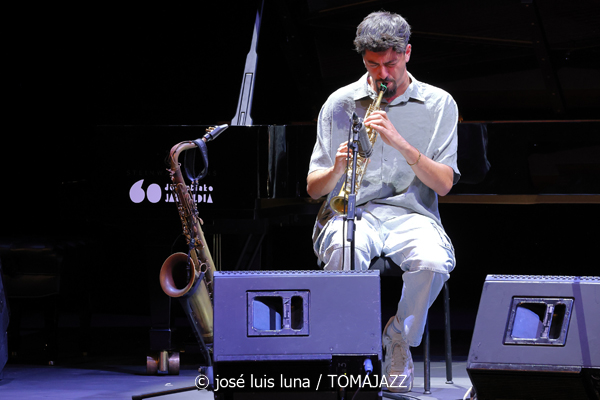 Maite Akustik Quintet (XI JazzEñe 2025. Teatro Victoria Eugenia, Donosti – San Sebastián. 2025-07-24) Por José Luis Luna Rocafort [INSTANTZZ AKA Galería fotográfica AKA Fotoblog de jazz, impro… y algo más] - Tomajazz - Maite Akustik Quintet actuó en el XI JazzEñe 2025 en San Sebastián. José Luis Luna Rocafort lo retrata en INSTANTZZ. Actuaron Maite Ruiz de Erentxun, Aura Mauri, Cristopher Pérez, Alesander Peña, Manuel Luque