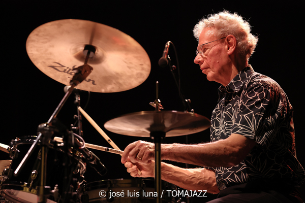 Pete Roth Trío featuring Bill Bruford (60 Festival de Jazz de San Sebastián 2025. 2025-07-23) Por José Luis Luna Rocafort [INSTANTZZ AKA Galería fotográfica AKA Fotoblog de jazz, impro… y algo más] - Tomajazz - Pete Roth Trío featuring Bill Bruford actuó en el 60 Festival de Jazz de San Sebastián 2025. José Luis Luna lo retrata en INSTANTZZ. Actuaron Pete Roth, Bill Bruford, Mike Prat