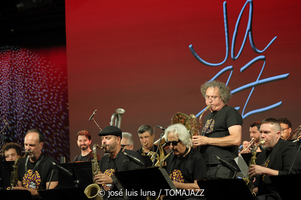 Clasijazz Big Band Orchestra: Charles Mingus Epitaph (48 Festival de Jazz de Vitoria. 2025-07-16) Por José Luis Luna Rocafort [INSTANTZZ AKA Galería fotográfica AKA Fotoblog de jazz, impro… y algo más] - Tomajazz - Clasijazz Big Band Orchestra interpretó Epitaph de Charles en el 48 Festival de Jazz de Vitoria de 2025-07-16) Por José Luis Luna Rocafort [INSTANTZZ
