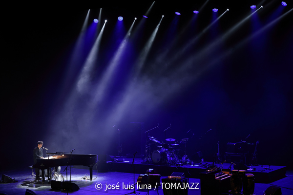 Jamie Cullum (60 Festival de Jazz de San Sebastián 2025. 2025-07-22) Por José Luis Luna Rocafort [INSTANTZZ AKA Galería fotográfica AKA Fotoblog de jazz, impro… y algo más] - Tomajazz - Jamie Cullum actuó en el Kursaal en el 60 Festival de Jazz de San Sebastián 2025. José Luis Luna Rocafort lo retrata en INSTANTZZ