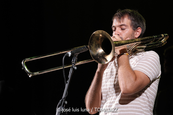 Daahoud Salim Quintet (31 Mallorca Jazz Sa Poble 2025. Parc Can Cirera Prim. Sa Pobla, Mallorca. 2025-08-05) Por José Luis Luna Rocafort [INSTANTZZ AKA Galería fotográfica AKA Fotoblog de jazz, impro… y algo más] - Tomajazz - Daahoud Salim Quintet actuó en el 31 Mallorca Jazz Sa Poble 2025. José Luis Luna Rocafort lo retrata en INSTANTZZ. Actuaron Daahoud Salim, Bruno Calvo, Tomeu Garcías, Hendrik Müller, Andreu Pitarch