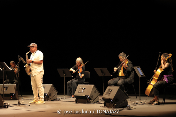Román Filiú (XI JazzEñe 2025. Teatro Victoria Eugenia, Donosti – San Sebastián. 2025-07-24) Por José Luis Luna Rocafort [INSTANTZZ AKA Galería fotográfica AKA Fotoblog de jazz, impro… y algo más] - Tomajazz - Román Filiú actuó en el XI JazzEñe 2025 en San Sebastián. José Luis Luna Rocafort lo retrata en INSTANTZZ. Actuaron Román Filiú, Javier Filiú, Zaloa Gorostidi, Osvaldo Antonio Enrique Castro, Caridad Rosa Varona