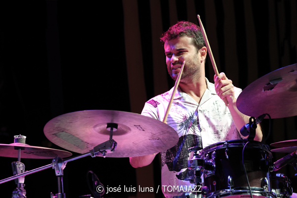 Juan Sáiz (48 Festival de Jazz de Vitoria. 2025-07-17) Por José Luis Luna Rocafort [INSTANTZZ AKA Galería fotográfica AKA Fotoblog de jazz, impro… y algo más] - Tomajazz - Juan Sáiz actuó en el 48 Festival de Jazz de Vitoria 2025. José Luis Luna Rocafort lo retrata en INSTANTZZ. Actuaron Juan Sáiz, Xavi Torres, Manel Fortià, Genís Bagés