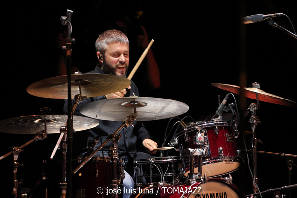 J. Fox (XI JazzEñe 2025. Teatro Victoria Eugenia, Donosti – San Sebastián. 2025-07-23) Por José Luis Luna Rocafort [INSTANTZZ AKA Galería fotográfica AKA Fotoblog de jazz, impro… y algo más] - Tomajazz - J. Fox inauguró el XI JazzEñe 2025 en el Teatro Victoria Eugenia de Donosti – San Sebastian, el 23 de julio de 2025. José Luis Luna Rocafort lo retrata en INSTANTZZ. Actuaron Juan Manuel Urriza: batería Fredi Pelaez: piano, teclados Oskar Lakunza: saxos tenor y soprano Xabier Barrenetxea
