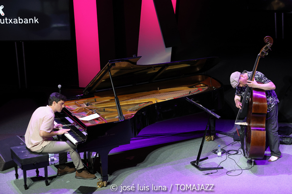 Álvaro Torres Trío (48 Festival de Jazz de Vitoria. 2025-07-15) Por José Luis Luna Rocafort [INSTANTZZ AKA Galería fotográfica AKA Fotoblog de jazz, impro… y algo más] - Tomajazz - Álvaro Torres Trío actuó en el 48 Festival de Jazz de Vitoria 2025. José Luis Luna Rocafort lo retrata en INSTANTZZ. Actuaron Álvaro Torres,