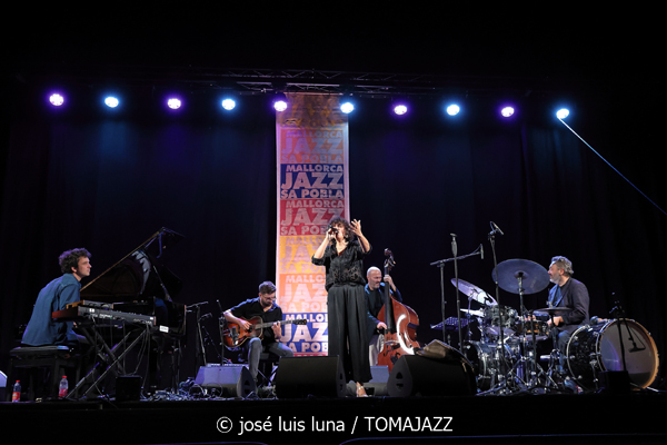 Marion Rampal (31 Mallorca Jazz Sa Poble 2025. Parc Can Cirera Prim. Sa Pobla, Mallorca. 2025-07-29) Por José Luis Luna Rocafort [INSTANTZZ AKA Galería fotográfica AKA Fotoblog de jazz, impro… y algo más] - Tomajazz - Marion Rampal actuó en 31 Mallorca Jazz Sa Poble, el 29 de julio de 2025. José Luis Luna Rocafort retrata el concierto en INSTANTZZ. Actuaron Marion Rampal, Matthis Pascaud: guitarra eléctrica, dirección Mathias Allamane: contrabajo Raphaël Chassin: batería Thibaut Gómez