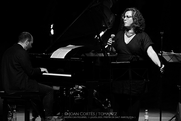 Gonzalo del Val 5t amb Celeste Alías “Lamentos Mestizos” (29è Jazz en la Nit / Jardins de Can Figueres, 11-juliol-2025 / Premià de Dalt -Barcelona-) Por Joan Cortès [INSTANTZZ AKA Galería fotográfica AKA Fotoblog de jazz, impro… y algo más] - Tomajazz - Gonzalo del Val 5t amb Celeste Alías “Lamentos Mestizos” actuó en el 29è Jazz en la Nit en Premià de Dalt -Barcelona-, el 11-de julio de 2025. Joan Cortès lo retrata en INSTANTZZ. Actuaron Celeste Alías, Gonzalo del Val, Luis Giménez, Roger Mas, David Mengual 