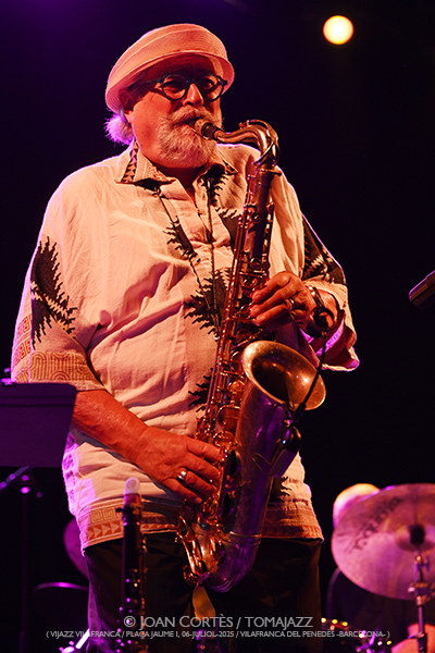 Joe Lovano & Marcin Wasilewski Trio (ViJazz Vilafranca 2025 / Plaça Jaume I, 2025-07-06 / Vilafranca del Penedès -Barcelona-) Por Joan Cortès [INSTANTZZ AKA Galería fotográfica AKA Fotoblog de jazz, impro… y algo más] - Tomajazz - Joe Lovano & Marcin Wasilewski Trio actuaron en ViJazz Vilafranca 2025. Joan Cortès lo retrata en INSTANTZZ. Actuaron Joe Lovano, Marcin Wasilewski, Slawomir Kurkiewicz, Michal Miskiewicz 